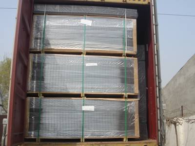 PVC coated welded wire mesh panels packaged in wooden pallet in the container