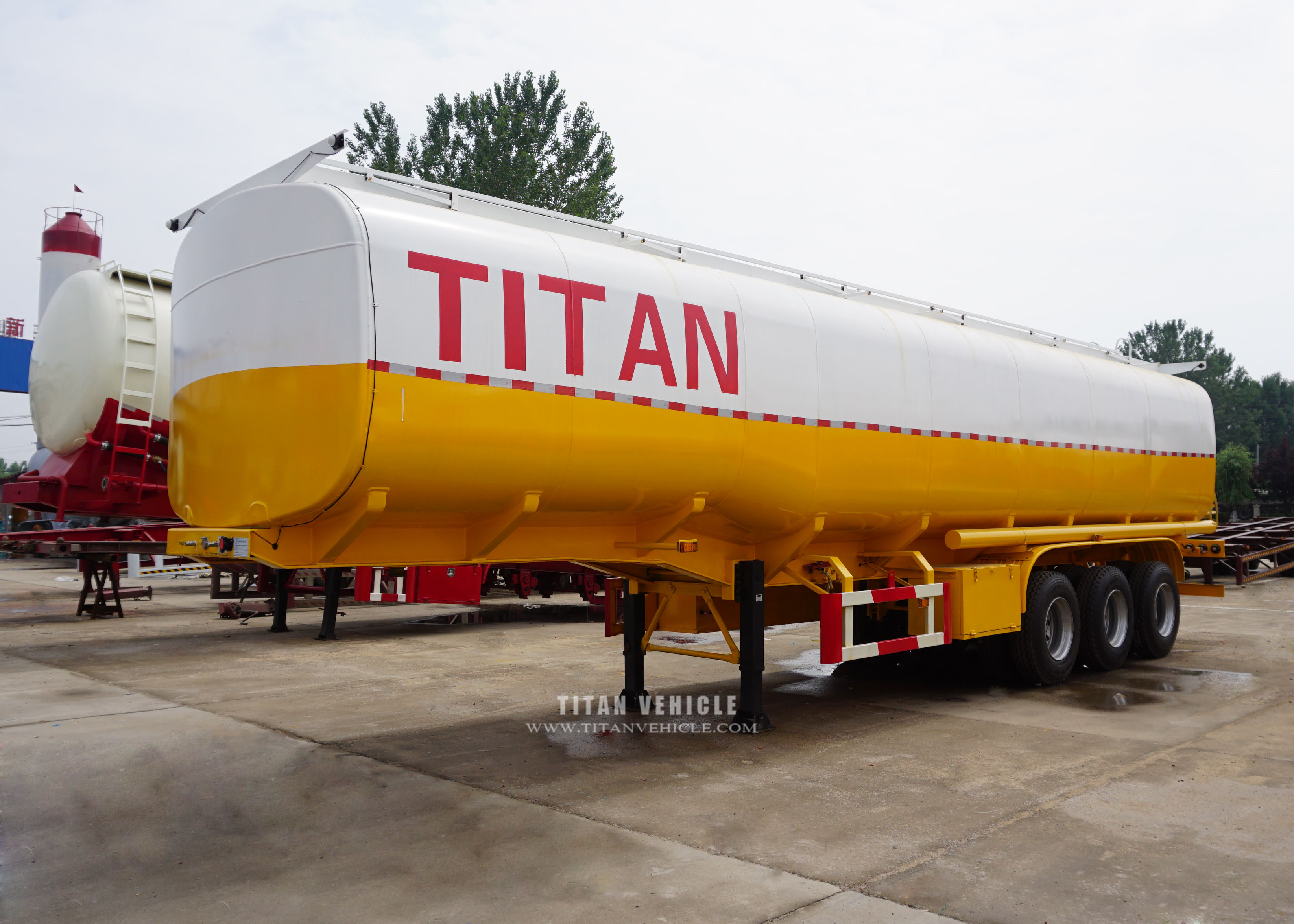 Make use of advanced equipment and scientific and reasonable design to produce stainless steel water tank semi trailer.