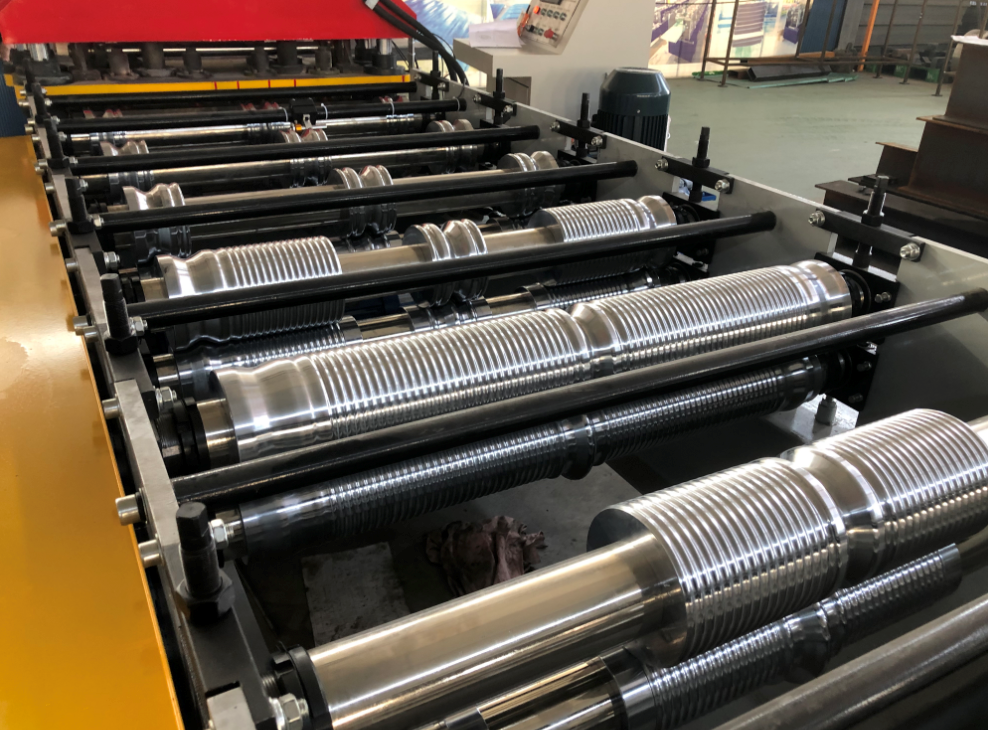 Rollers of the step tile machine