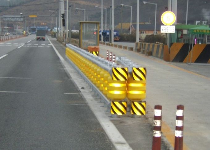 PU Foam / EVA Traffic Safety Roller Barrier Highway Roller Barrier For Accident - Prone Roads 3