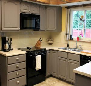 White Color White Shaker Kitchen Cabinets Pre Assembled Kitchen