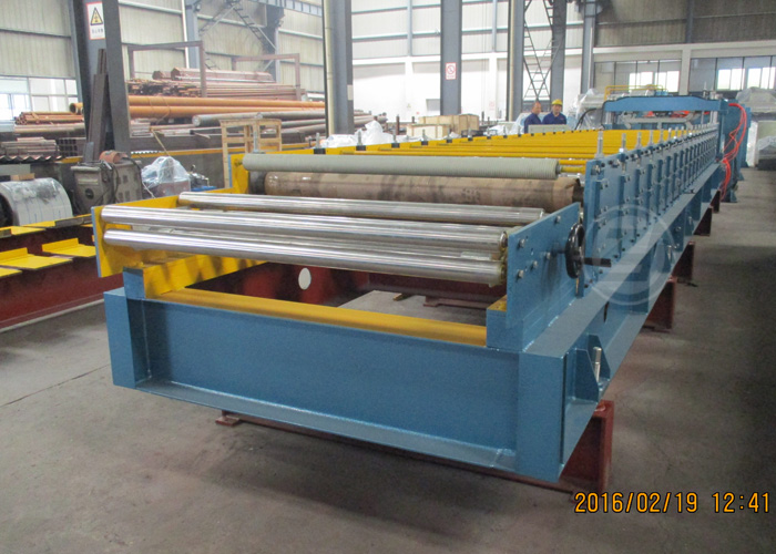 235Mpa1219mm Width Metal Metal Roll Forming Machine With Stacking