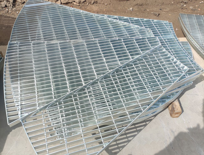 Steel grating with special shape