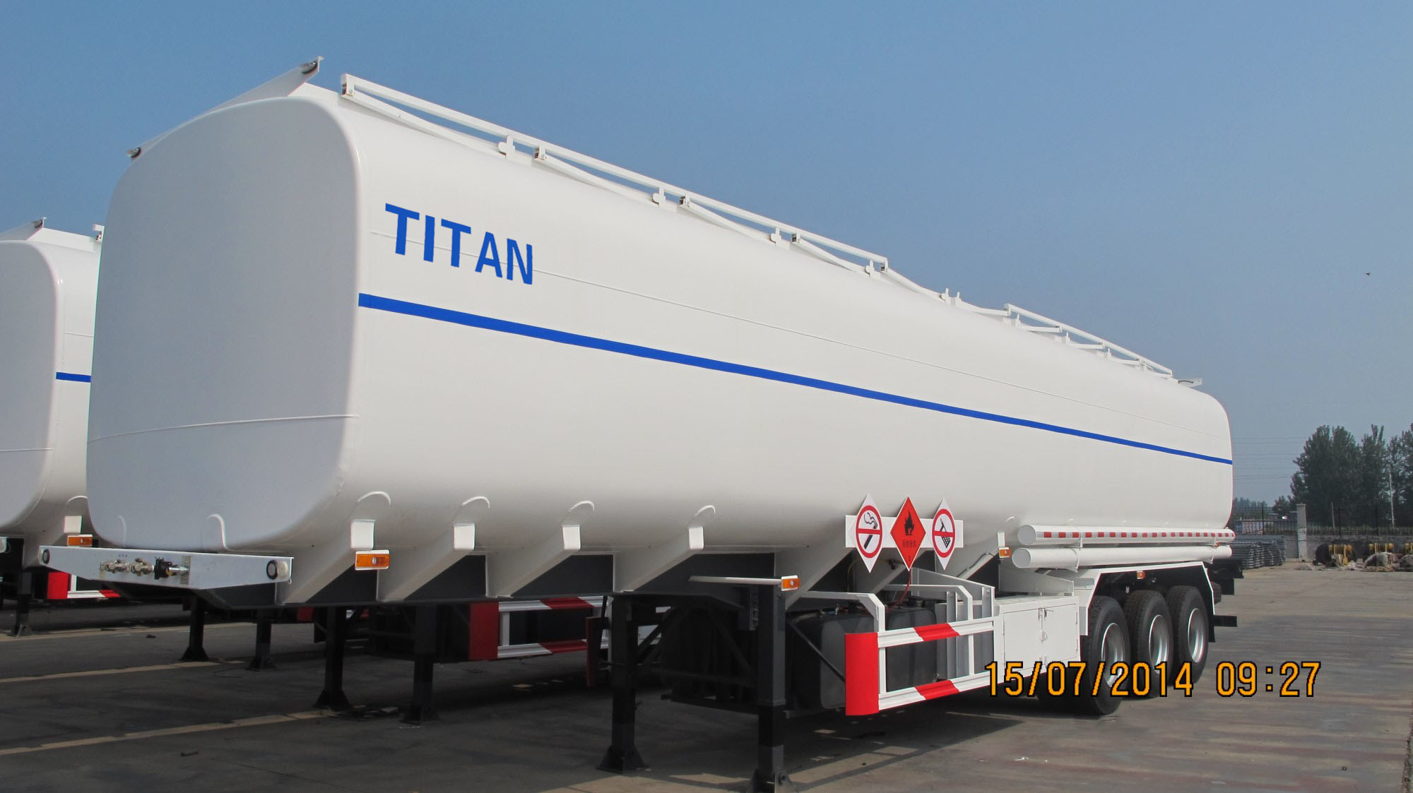 tri-axle oil transport tanker trailers with tanker trailer for petroleum products use the famous spare parts.such as WABCO breaking system
