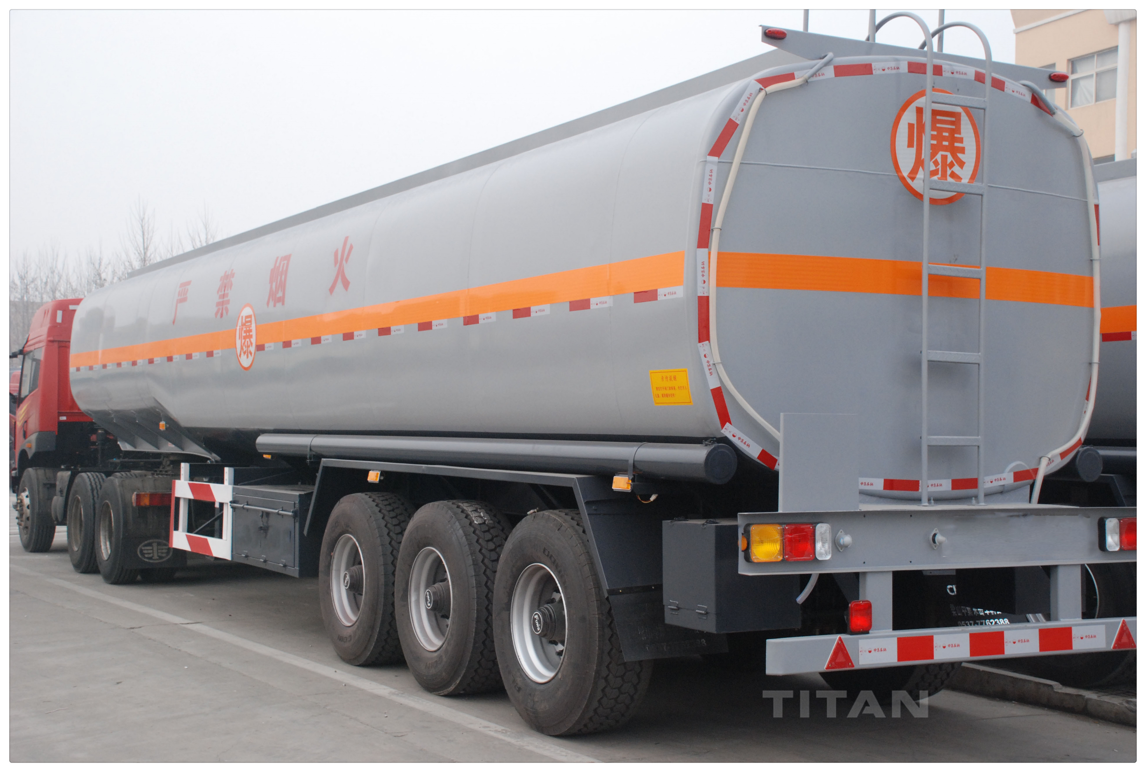 tri-axle fuel tanker truck trailer with carbon steel fuel tank semi trailer have good quality