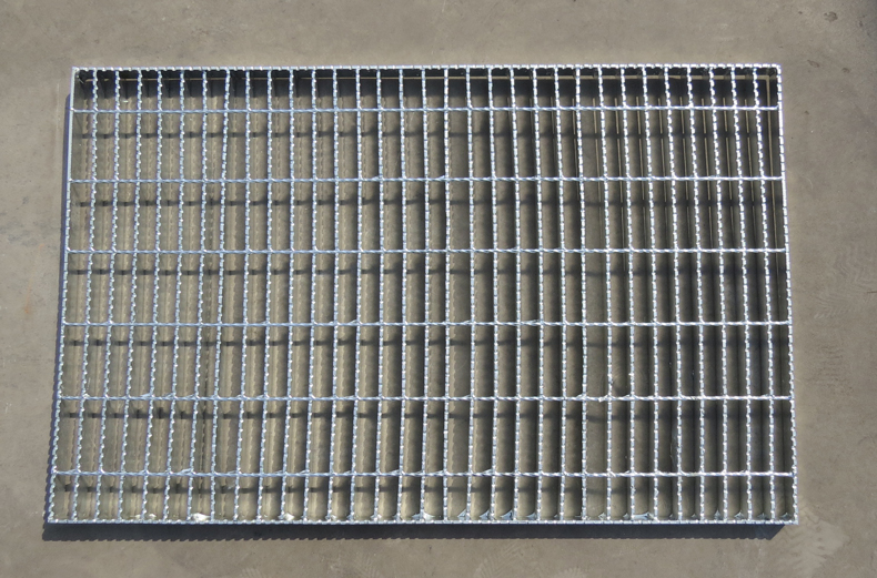 toothed steel grating