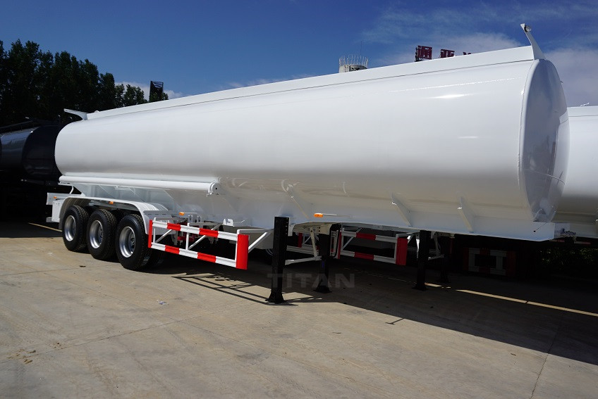 The fuel transportation tanker trailer tank body of the Titan is well sealed and not leaking oil.