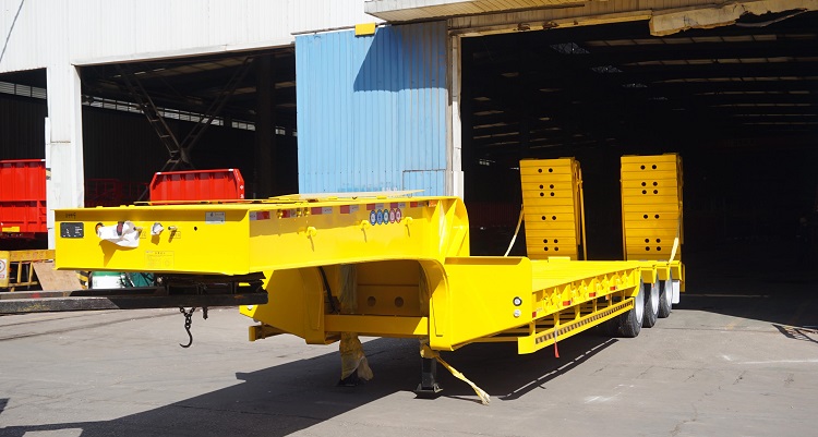 Tri Axle Semi Lowbed Trailer Low Bed Truck with Folding ladder