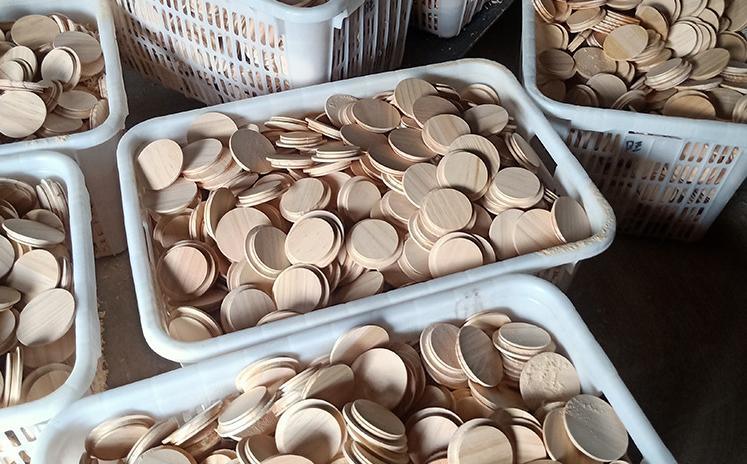 Eco Friendly Reusable Mason Jar Lids Bamboo Wooden Tea Coffee Cup Cover 70 mm Size Lids with Straw Hole