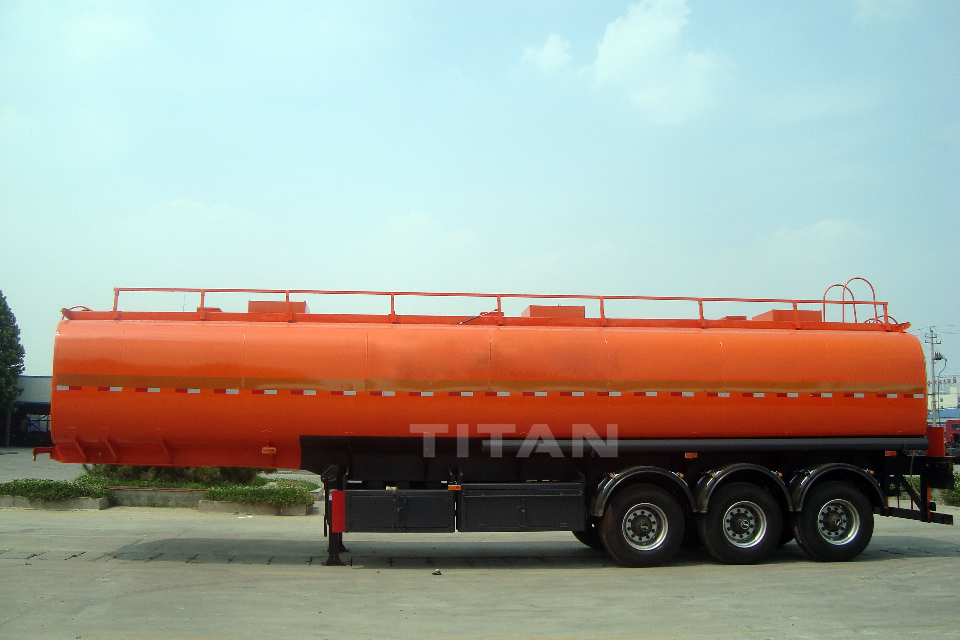 Titan produced the high quality fuel tanker trailer are widely used in gas stations, logistics and other industries.