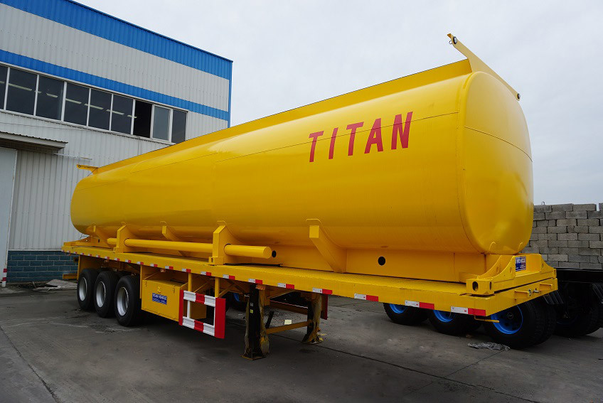 tri-axle fuel tanker truck trailer with four company compartment tank trailer have high quality and we will send it to cuatomers