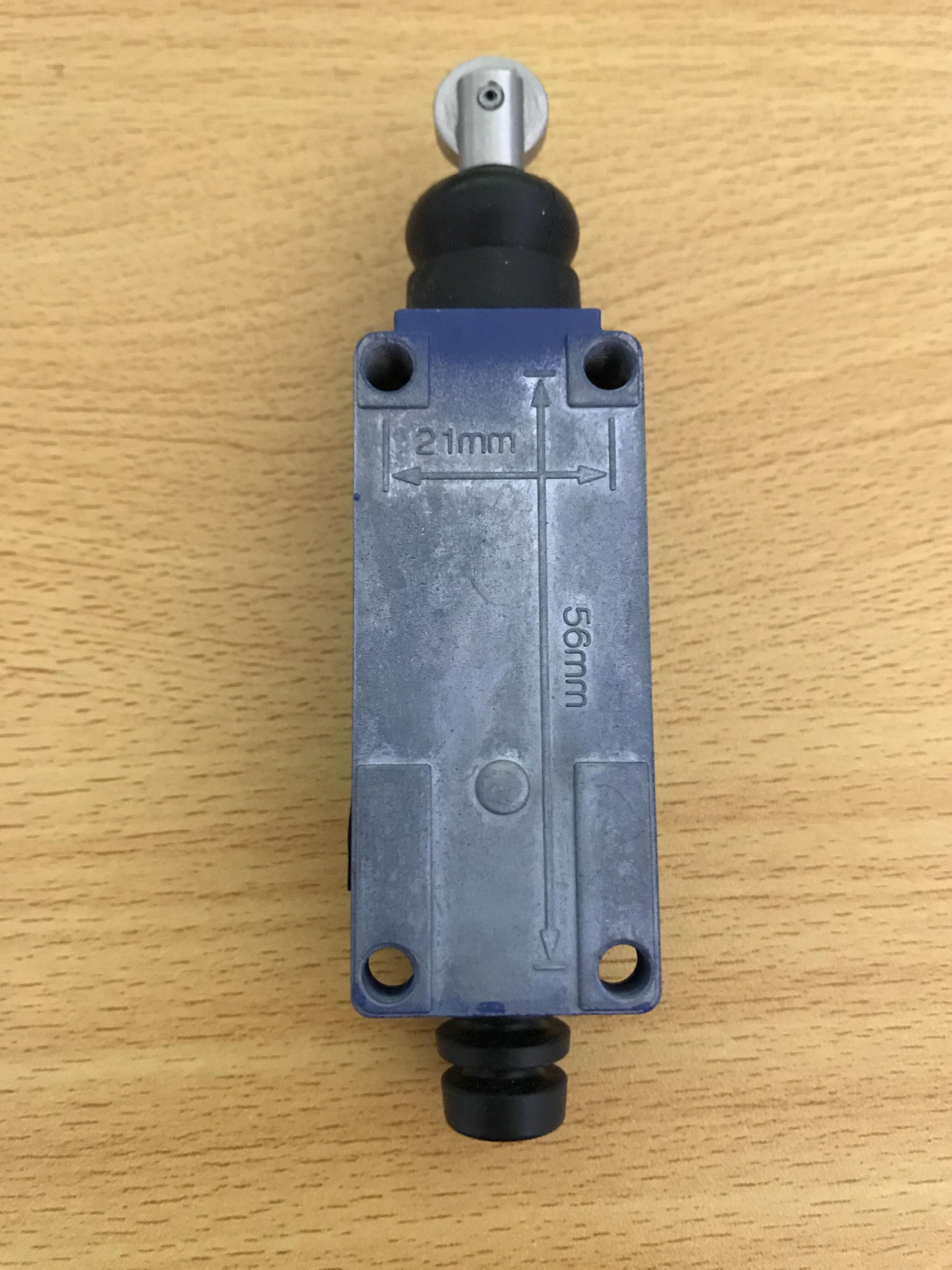 Original New Schneider XCE102 High Quality Limit Switch