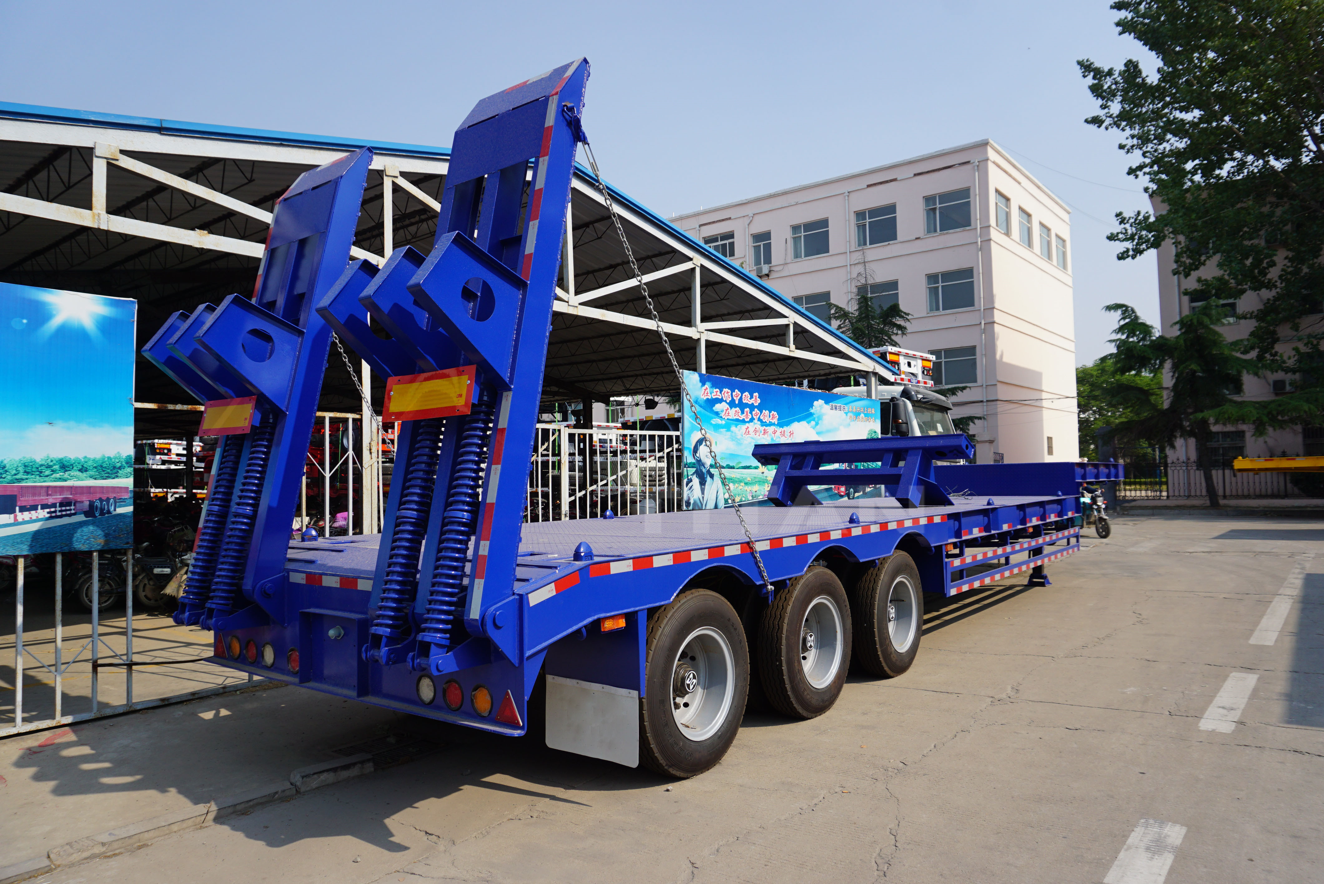Titan production low loader with excavator recess is a well - known brand and durable.