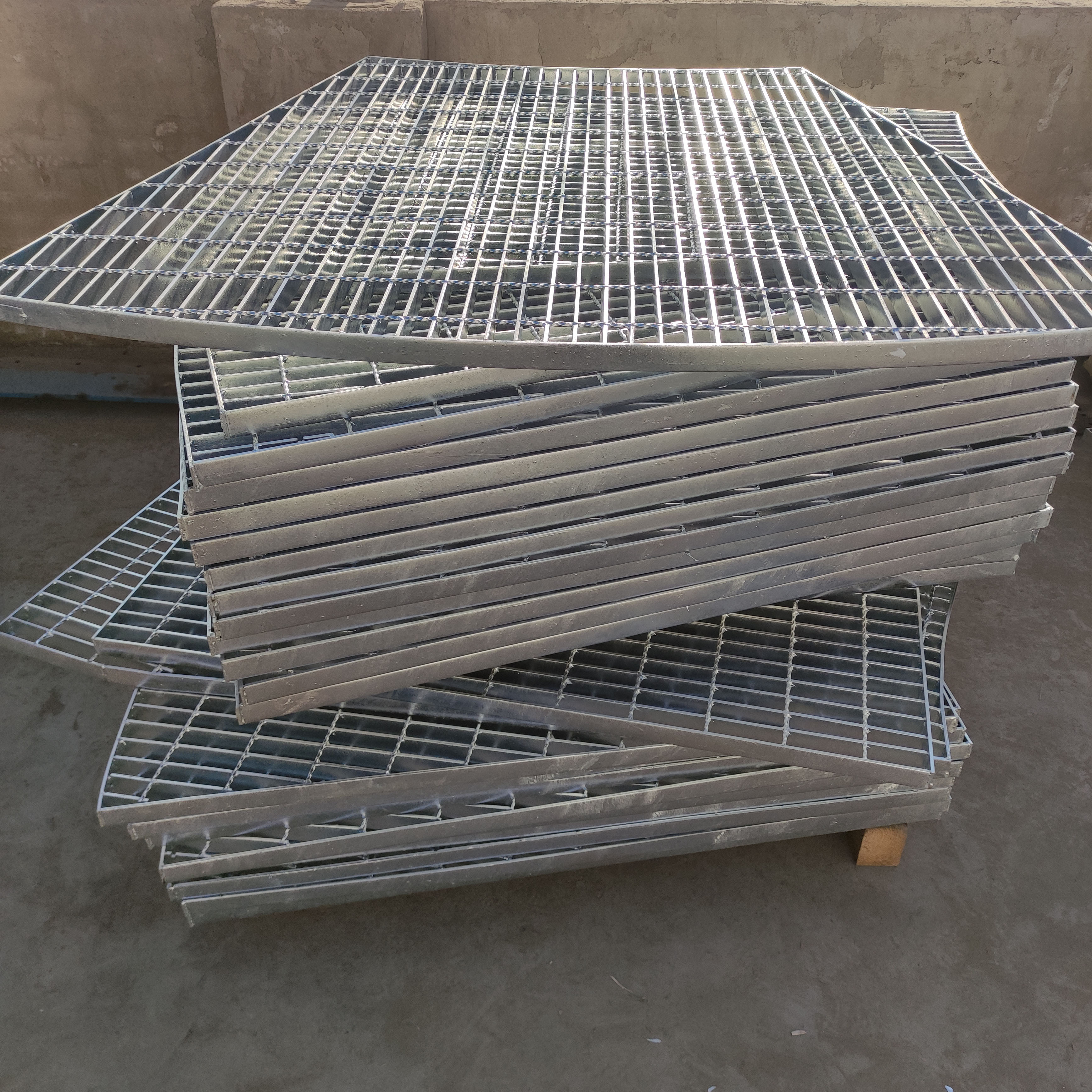 different shaped steel grating