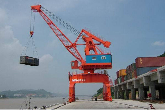 Pedestal Mounted Port Gantry Crane For Container Lifting , Yard Gantry Crane