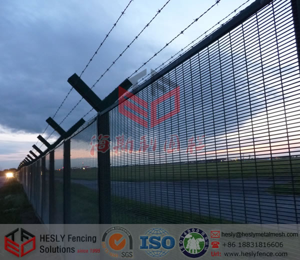 Anti climb security fence