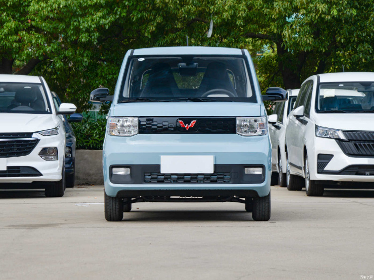 Long Range 301km High Speed Wuling Mini EV Aoto Electric Mini Car Smart SUV with Lead Lithium Battery
