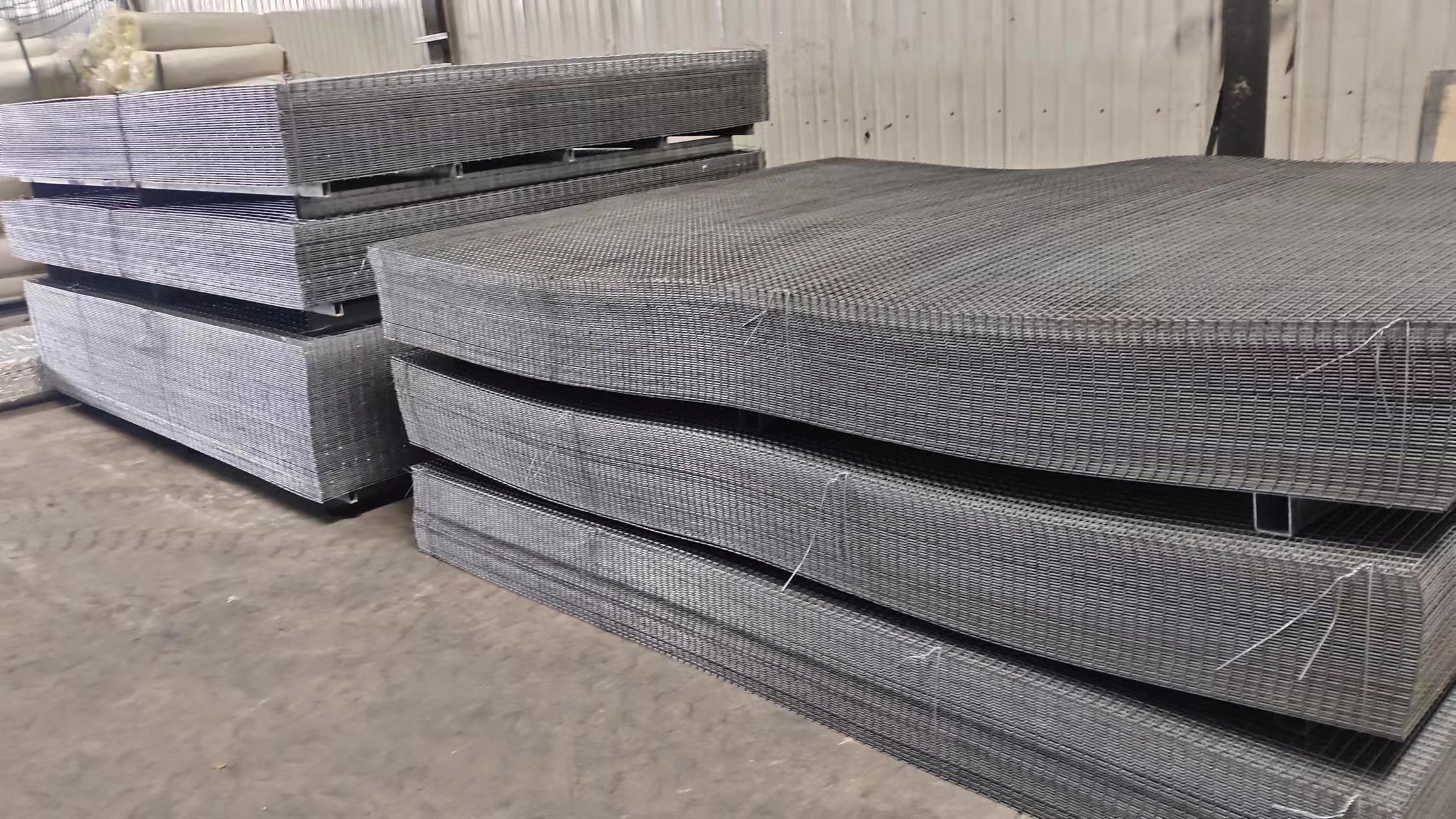Customized Size Hot Galvanized Iron Roll Welded Wire Mesh for Farm
