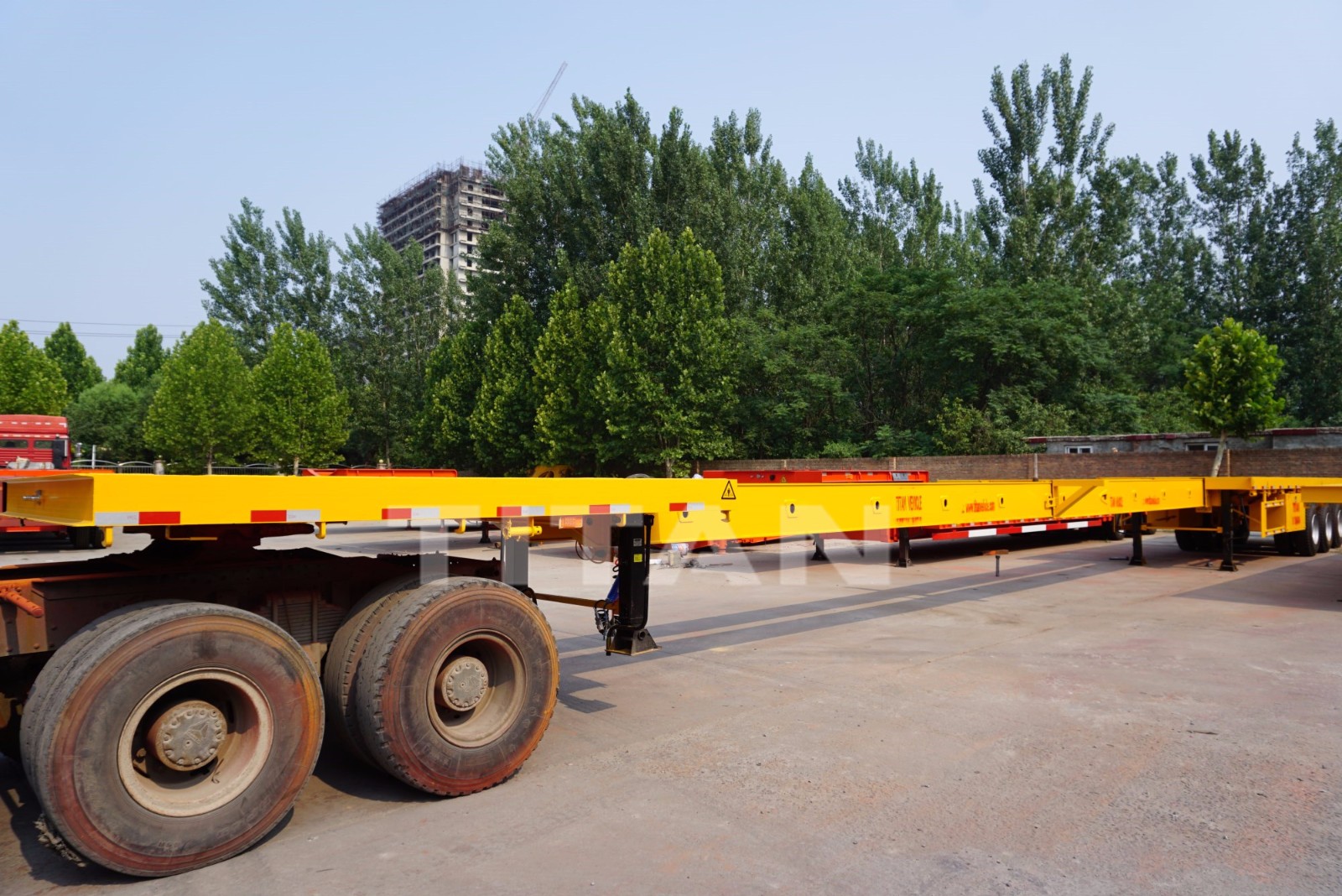 Extendable flatbed trailers