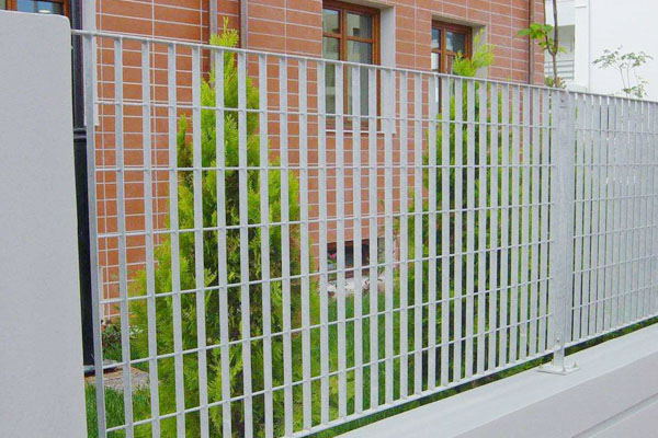 fence of grating 