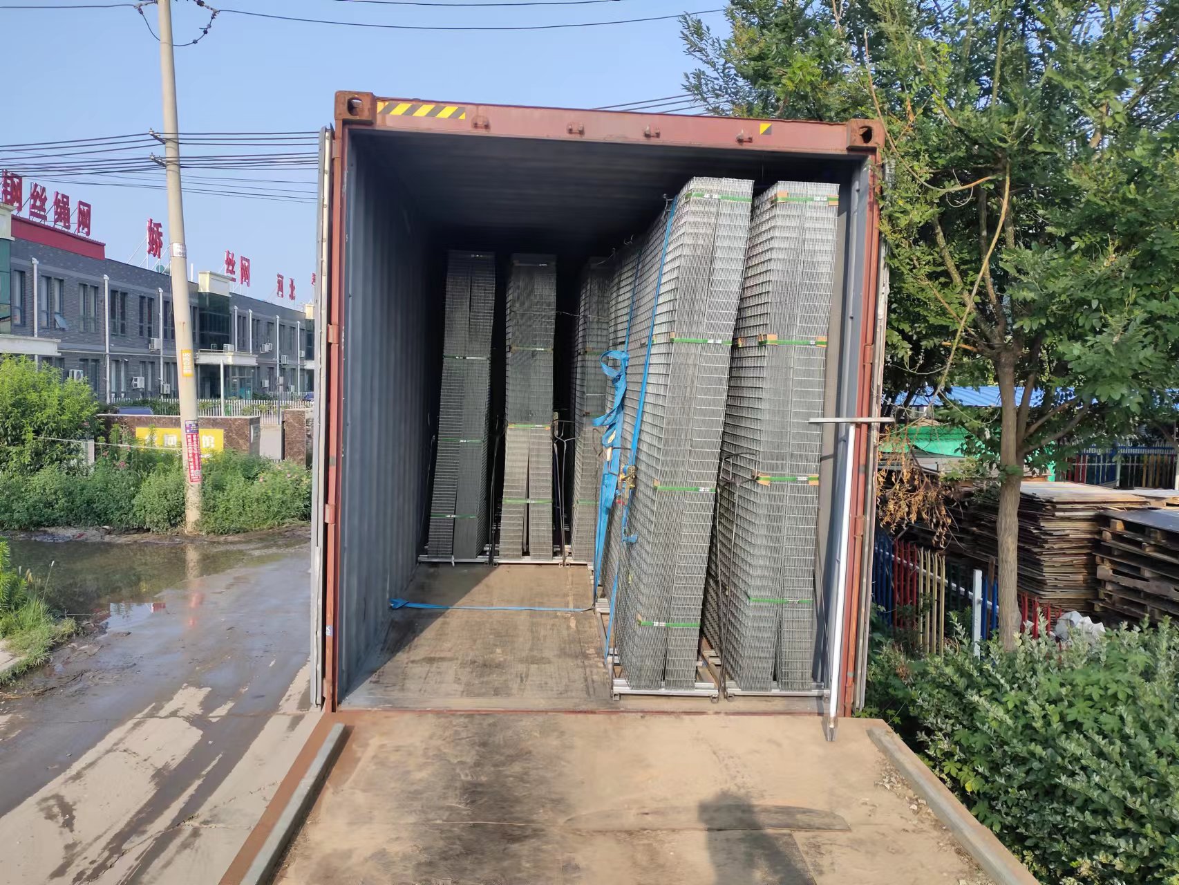 loading of welded wire mesh panels