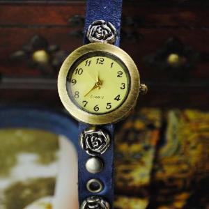 China Bleu clouté par Rose argenté de bracelet de montre de Quarz de bracelet en cuir de montre de dames de cru on sale 