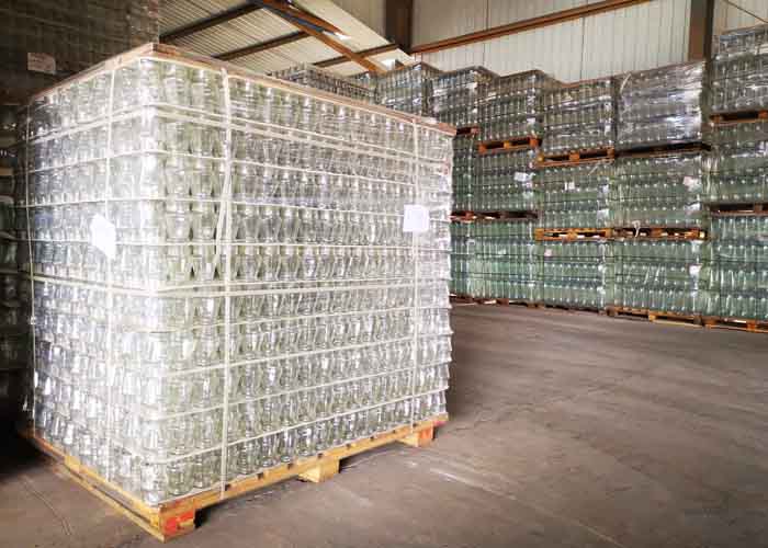 Eco Friendly Plastic Layer Pads On Pallets For Glass Bottles Transportation