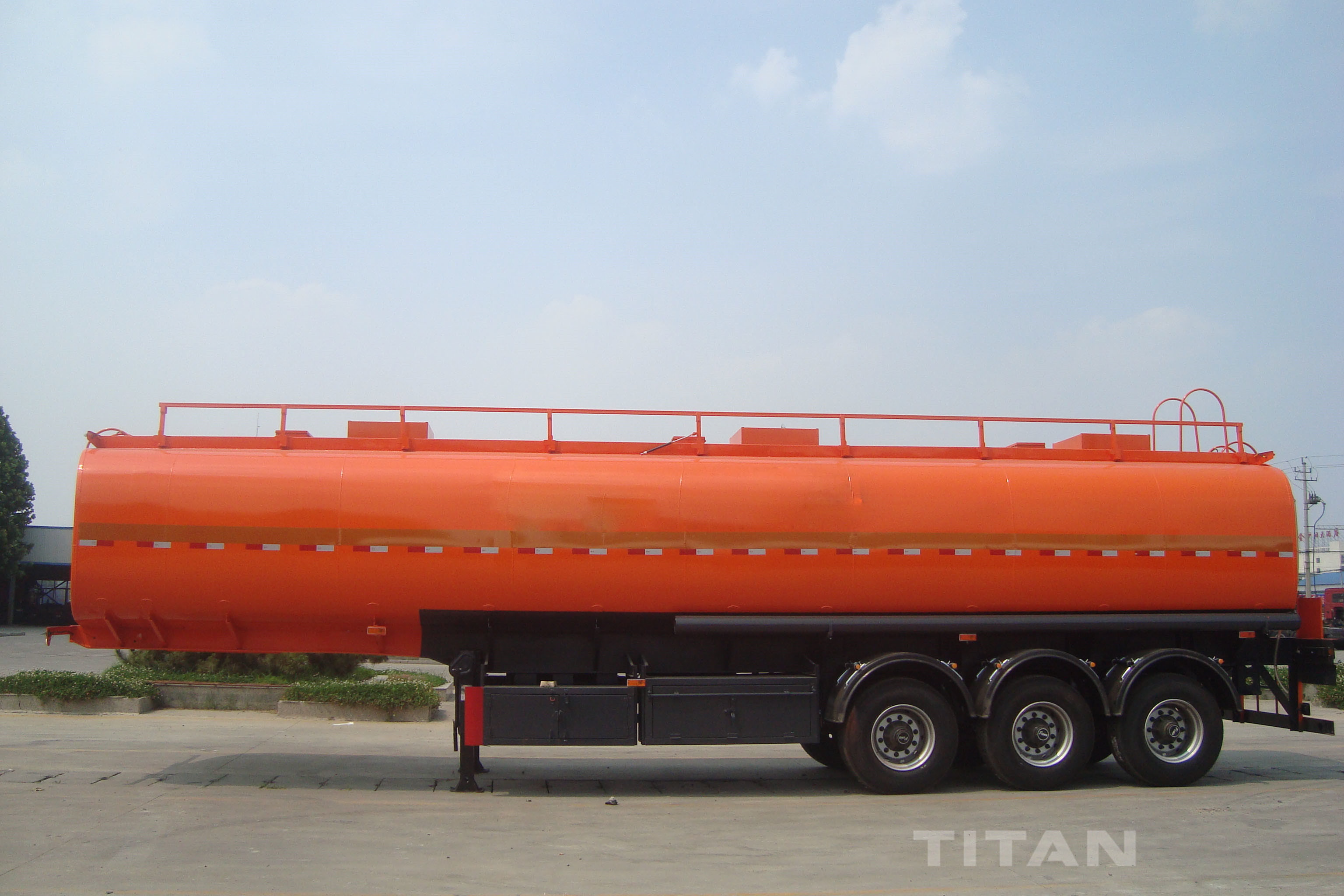 The 3 axles 36000 liters fuel tanker semi trailer will send to Africa and the product have good quality