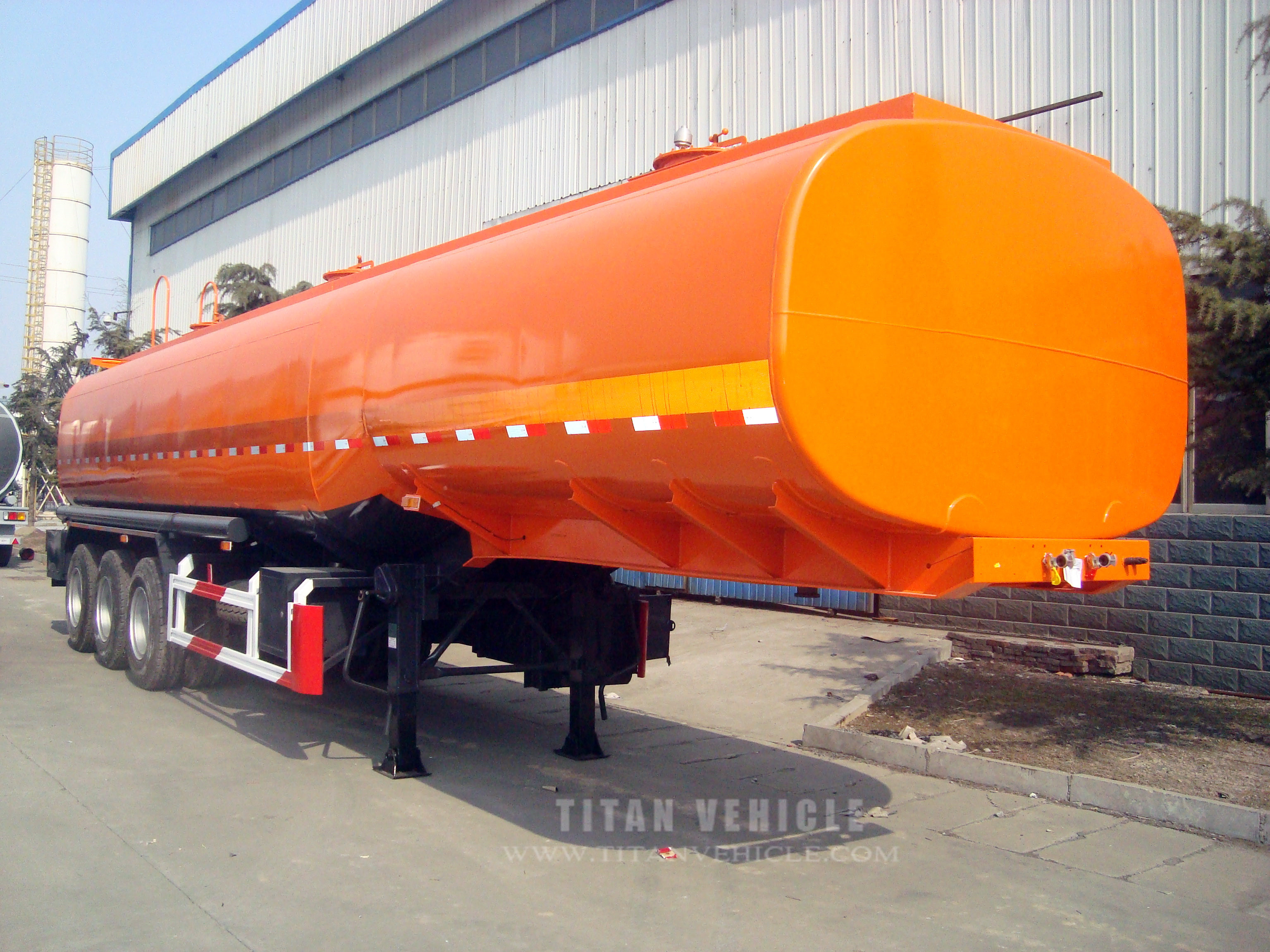 The fuel tank trailers service trailers made by Titan has been well received by customers in the feedback of the customers, and has been satisfied with the customers