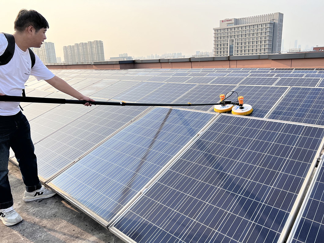 OEM Factory Electrical Solar Panel Cleaning Rotating Machine Brushes Solar Panel Cleaning Robot