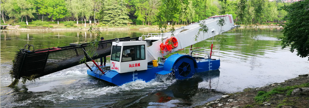 Aquatic weed harvester-Front view