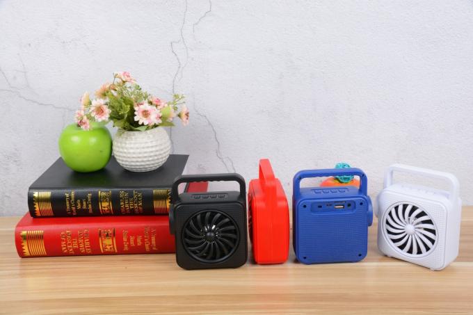CH-M51 Portable Flashlight Bluetooth Speaker Built-in 18650 500mAh lithium-ion battery Output power: 4Ω3W