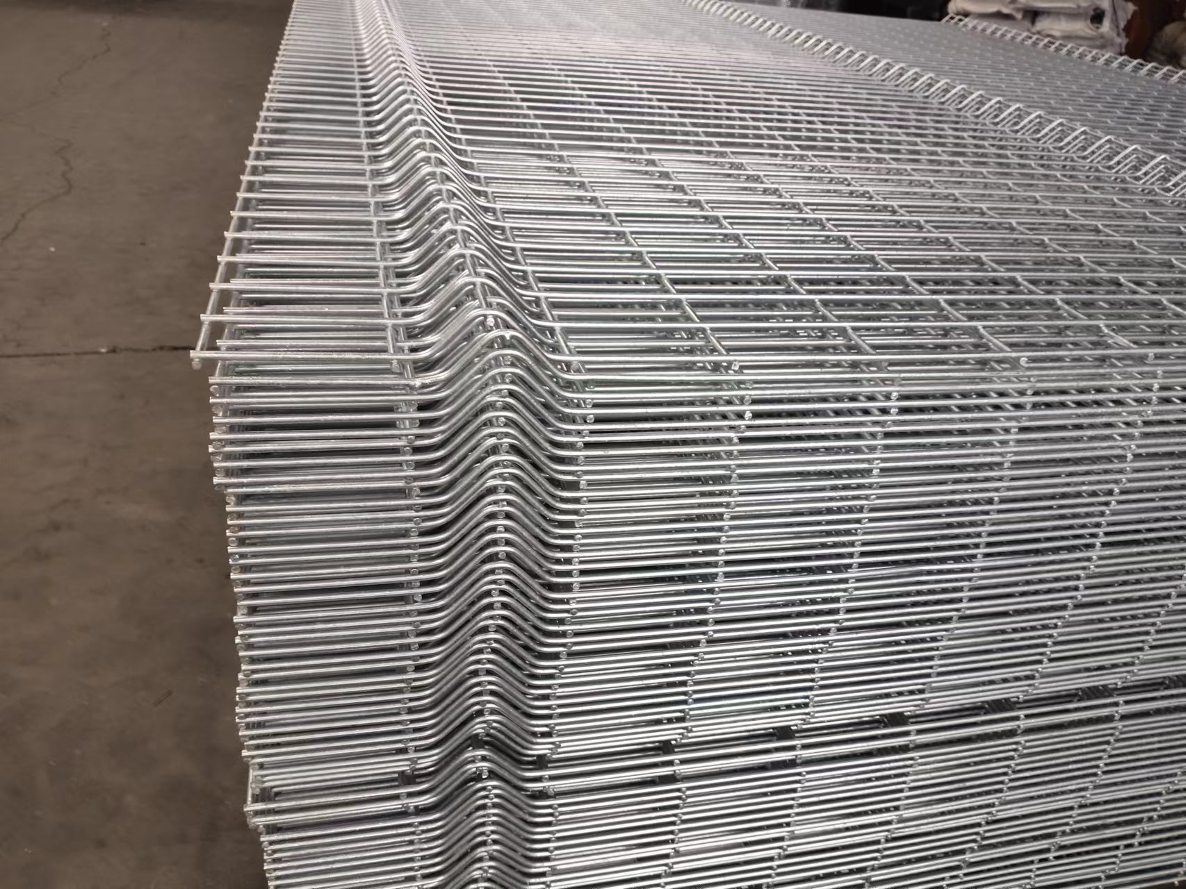 hot diped galvanized curved mesh fence panel
