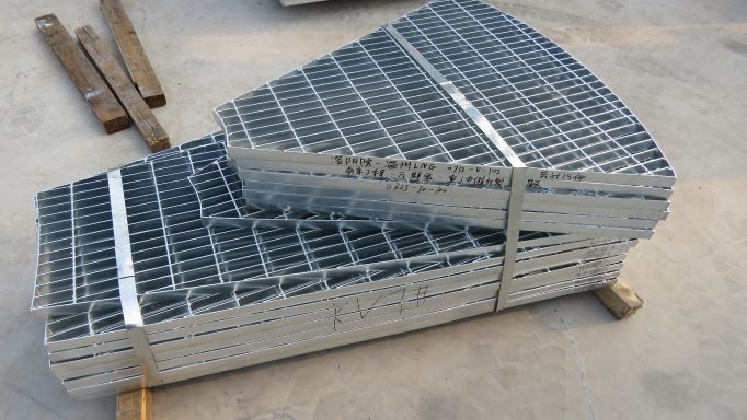 Special-shaped steel lattice plate is a kind of irregular steel lattice plate, shape of special-shaped such as: fan, by a number of round, angular, trapezoidal after cutting, opening, welding, edge wrapping and other processes to meet customer requirements of special-shaped steel lattice plate products. Special-shaped steel plate is generally made of carbon steel, hot dip galvanized surface, can play a role in preventing oxidation. It can also be made of stainless steel. Steel lattice plate with ventilation, lighting, heat dissipation, anti - slip, explosion-proof performance.