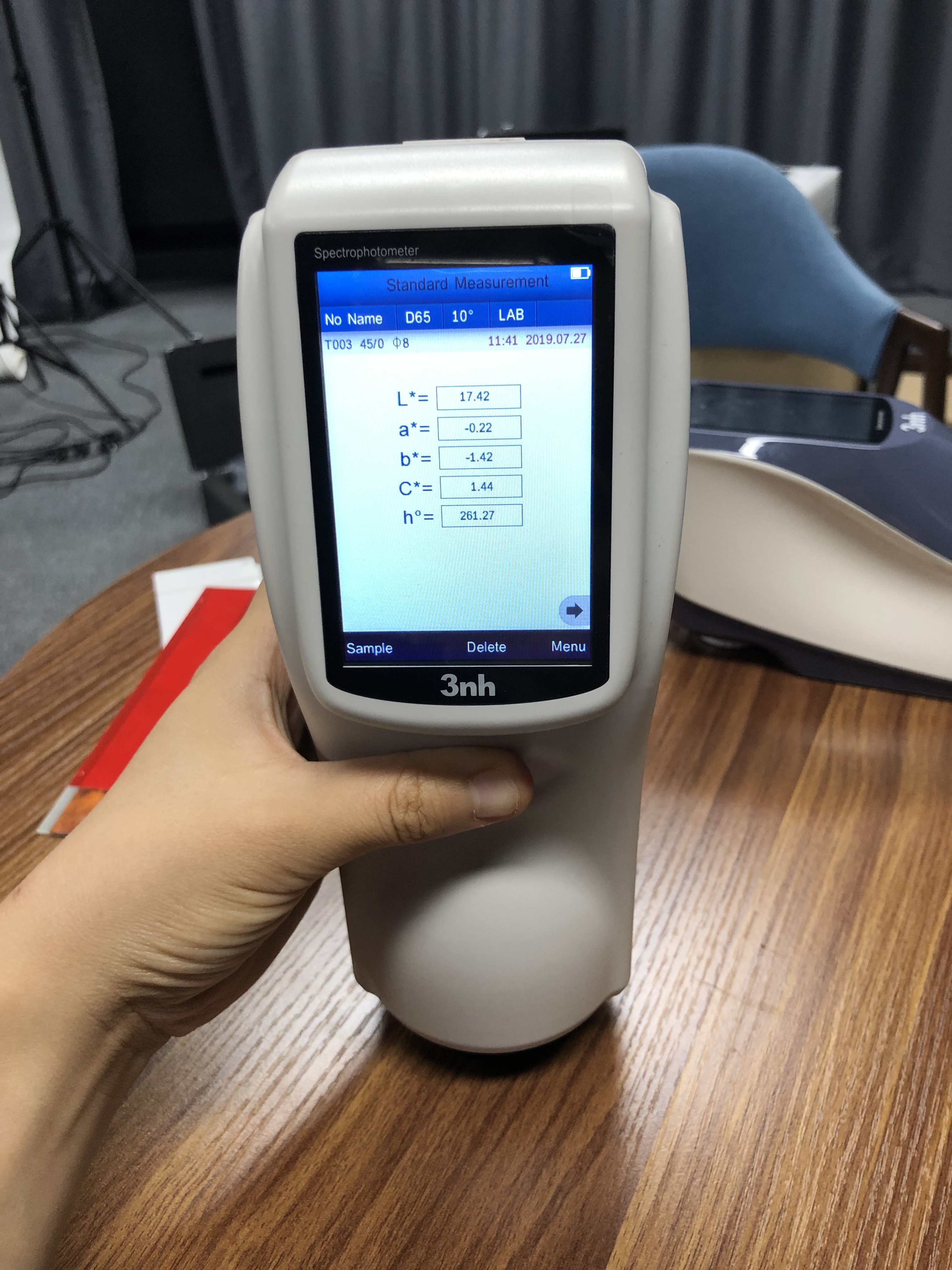 Portable Spectrophotometer d/8 NS810 to measure the colour of bricks and ceramic color