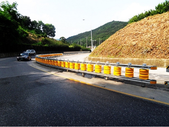 Safe Road Traffic Barrier EVA Material Safety Roller Barrier 0