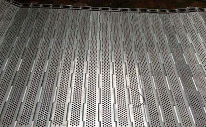 Vertical strip hole perforated metal plate conveyor belt.