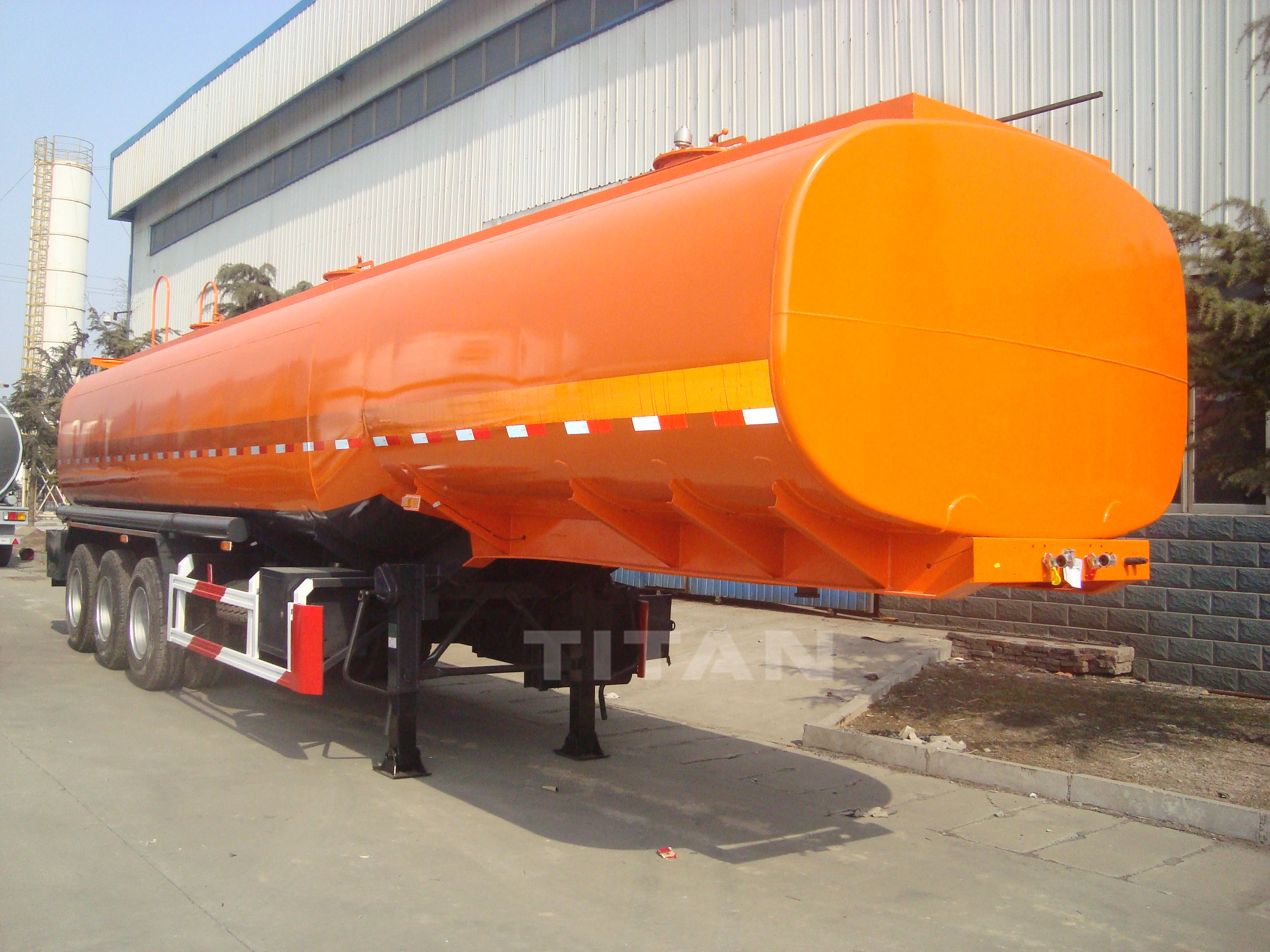 Fuel tanker trailer transport diesel, gasoline and other liquid objects, saving the packaging cost, improved transportation efficiency.