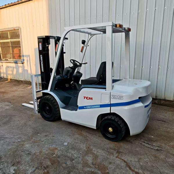 Used White TCM 2.5-Ton Diesel Forklift with ISUZU Engine Central Cylinder Robust Performance for Warehouse and Logistics Operations