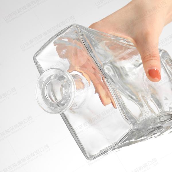 Customized Bottle Color Whisky Liquor and Wine Square Glass Bottle with Cap in Custom Size