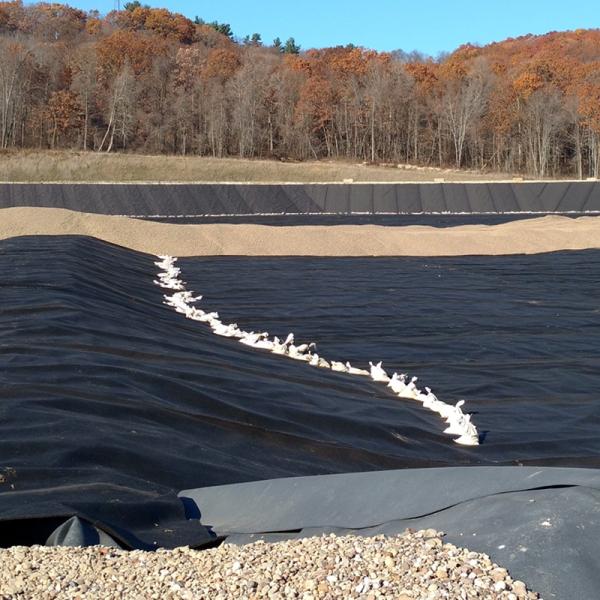 China Prix d'usine 100% polyéthylène vierge haute densité géomembrane HDPE imperméable anti-infiltration lisse texturée pour revêtement d'étang de barrage minier de décharge lac d'eau supplier