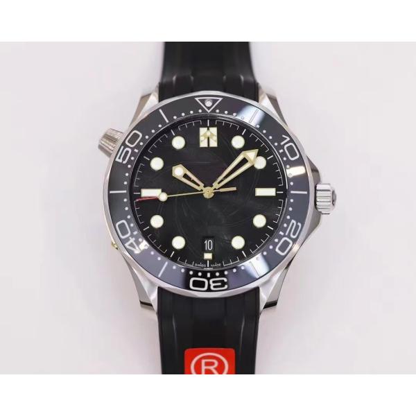 時計 は アナログ ディスプレイ の 革 の ストラップ を 用い て スタイリッシュ な 手腕 時計 を 作る