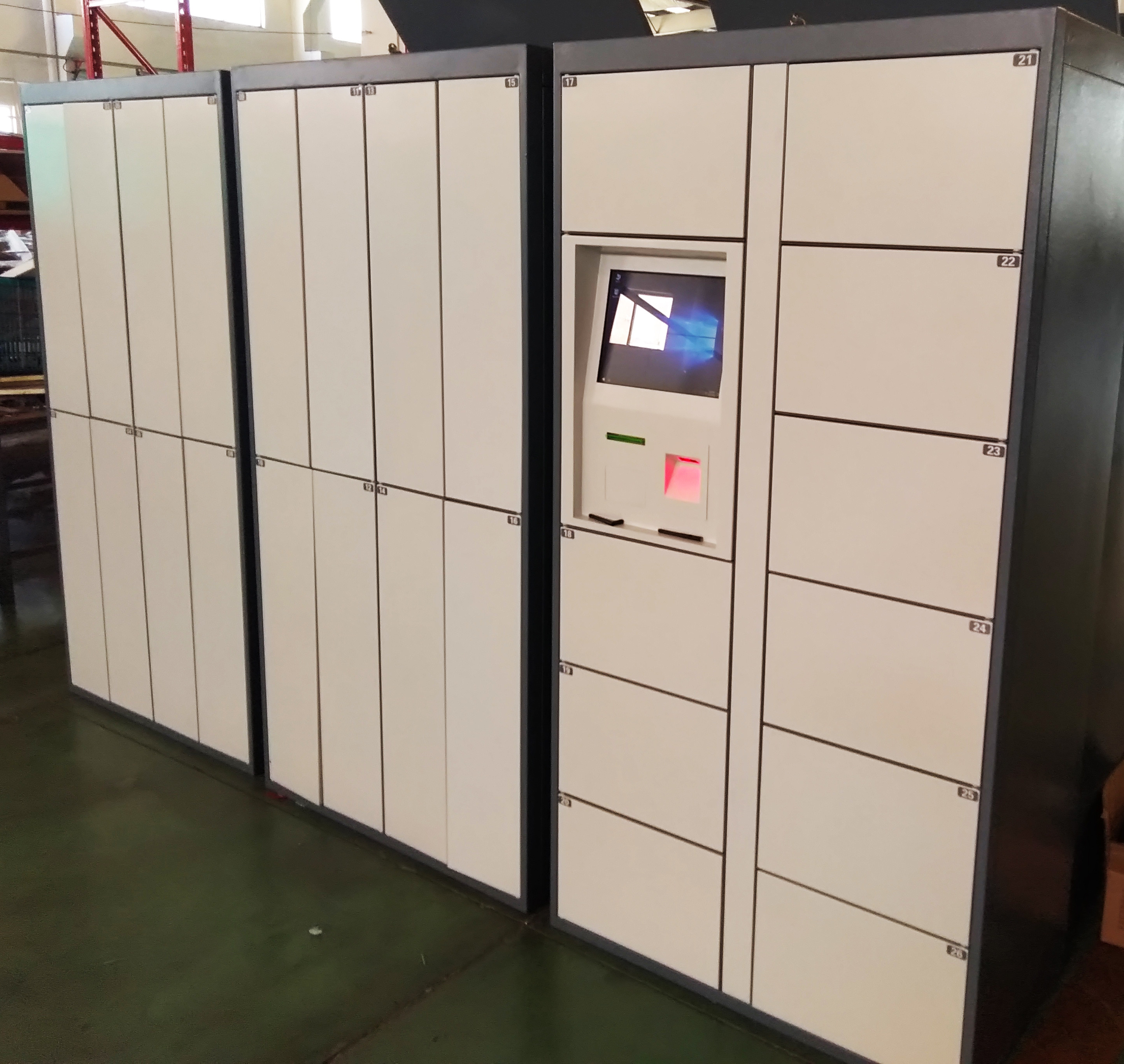 RFID Card Laundry Locker With Remote Control And 32 Inch Touch Screen