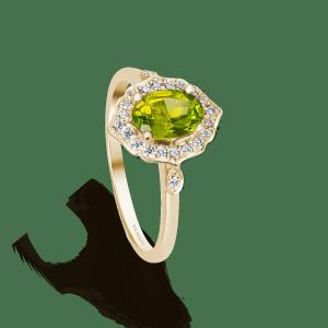 Gold oval beautiful, elegant  peridot ring, vintage shape and natural, bright oval peridot