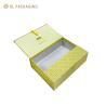 Caja de embalaje de regalo de doble puerta en amarillo con cierre de botón metálico y estampado de papel para ocasiones especiales