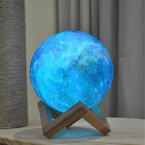 China A lâmpada esperta 3D da lua de Wifi imprime o branco 3500K morno para a decoração da casa supplier