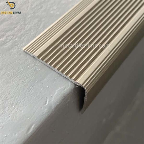 装飾のためのタイルのトリムのマット シャンペン色をゆっくり進るL形階段