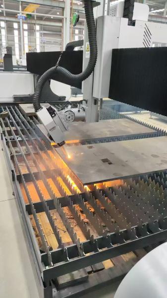 Cortador láser de alta potencia para placas de metal gruesas rápido y preciso