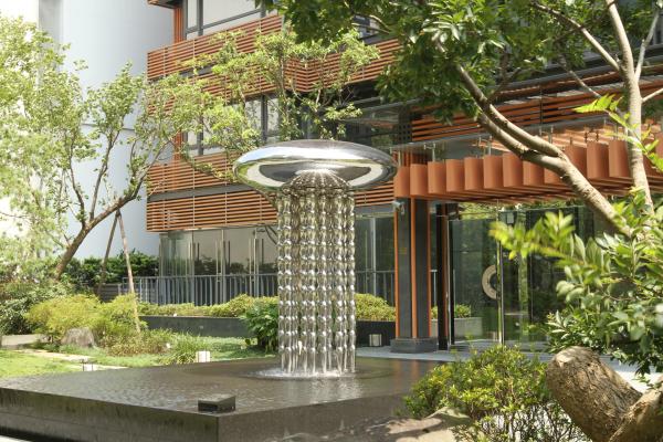 Modern Garden Large Outdoor Sculpture , Stainless Steel Fountain Surface