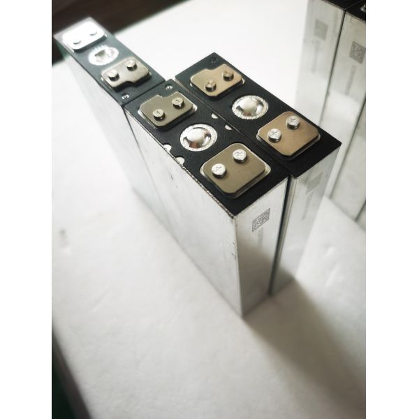 Link-W 3.2V 21AH High Energy Density Prismatic Lithium-Ion Battery Cell with Compact 22 * 70 * 134MM Design